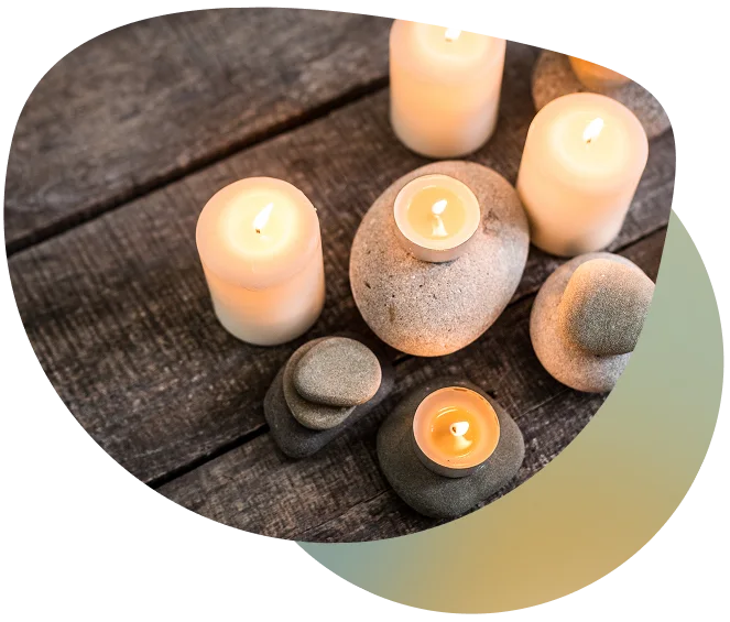 Imagen de seis velas encendidas en un círculo sobre una superficie de madera, creando un ambiente tranquilo y armonioso.